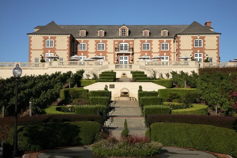 Величественный Domaine Carneros является точной копией замка Тайтинжер в Шампани, Франция.
