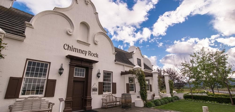 Главное здание винодельни Chimney Rock было вдохновлено архитектурой Южной Африки в стиле Кейп-Датч.