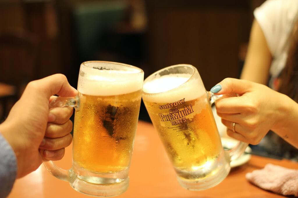 Люди приветствуют двумя пинтами пива немецкий Октоберфест